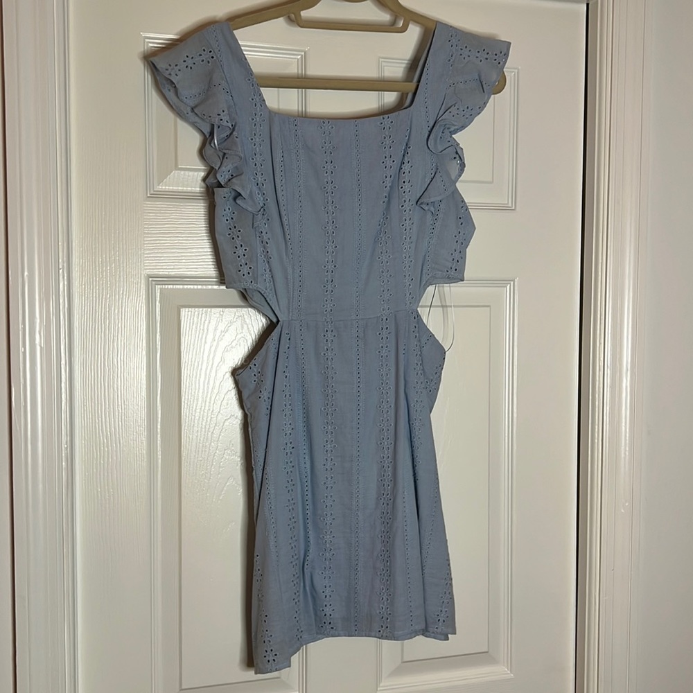 Cute mini dress with side slots, very flattering